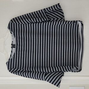 Green Envelope Textured Navy/White Horizontal Striped Top. Size L. GUC.